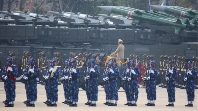 พลเอก อาวุโส มิน อ่อง หล่าย ในพิธีสวนสนามเนื่องในวันกองทัพเมียนมา