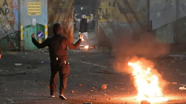 Участники беспорядков с двух сторон у ворот в "стене мира" в Белфасте