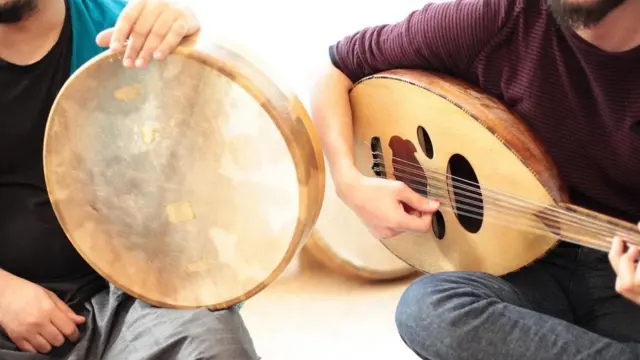 عضوان في فرقة موسيقية سورية