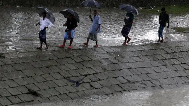 উপকুলের জেলাগুলোতে বহু জায়গাতেই বাঁধ ভেঙে লোনা পানি চাষের জমিতে ঢুকে পড়ছে