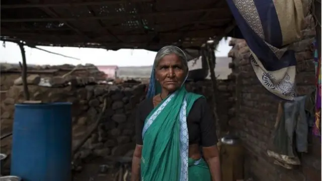 पाऊस पडल्यावरच मुलगा घरी येतो असं सागाबाई सांगतात.