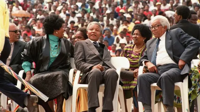 মুক্তির দুদিন পর সোয়েটো স্টেডিয়ামে তৎকালীন স্ত্রী উইনি ম্যান্ডেলার সাথে।