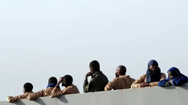 صورة لعدد من المهاجرين