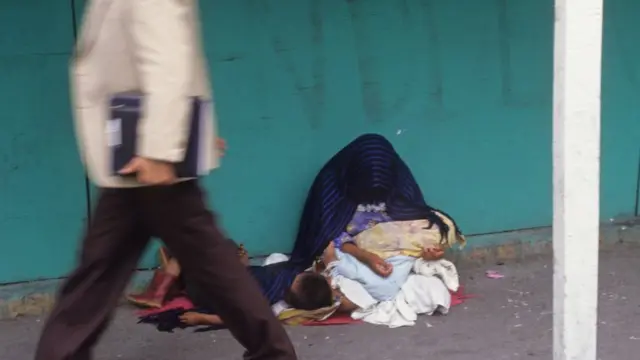 Una mujer con un niño en una calle