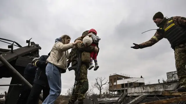 ทหาร และชาวบ้าน