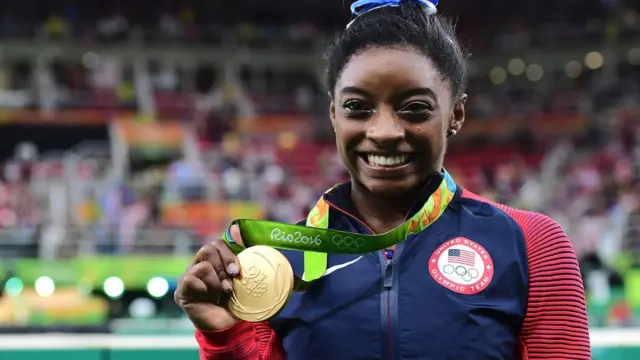 Biles pourrait devenir la première gymnaste de l'histoire à remporter cinq médailles d'or olympiques.