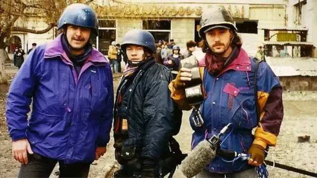 1995లో జెరెమీ బౌవెన్(ఎడమ) గ్రోజ్నీలో యుద్ధ వార్తలను కవర్ చేశారు