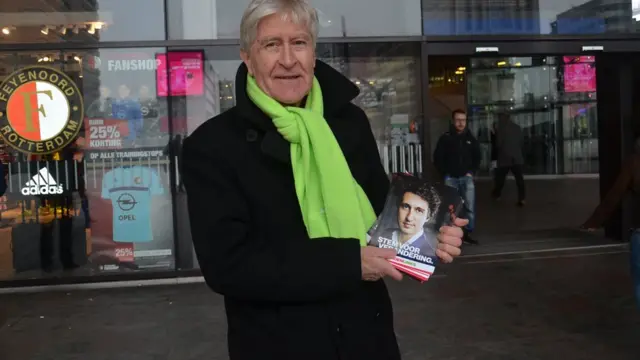 Seçim öncesi sokaklarda derdini en istekli ve ilgili şekilde anlatmak isteyenler açık yeşil polar kazaklarını giymiş olan YeşilSol Parti temsilcileriydi