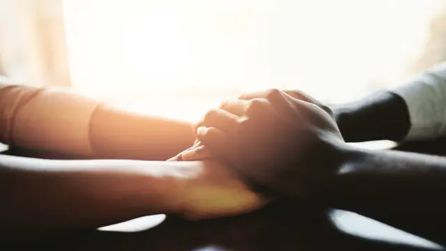 Dos personas dándose la mano