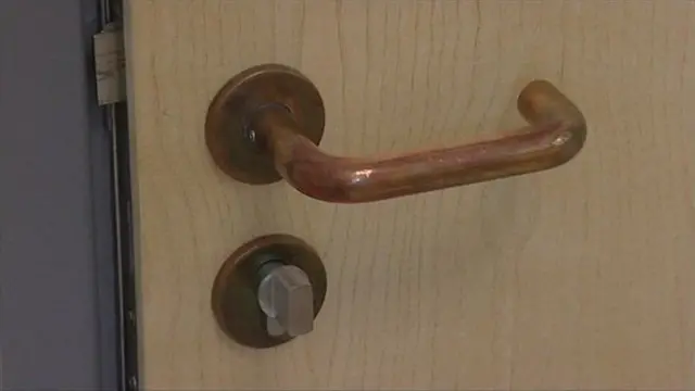 तांबे के दरवाज़े के हैंडल