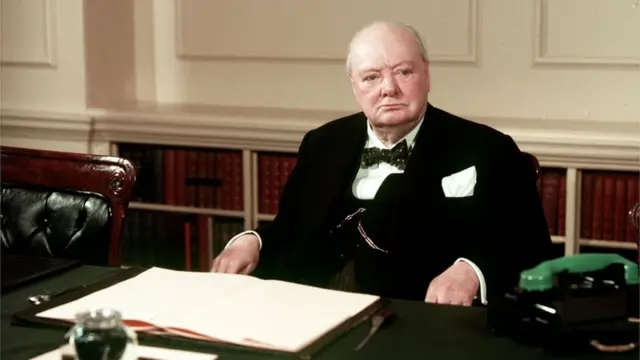 Уинстон Черчилль в своем кабинете на Даунинг-стрит, 10 (1954 год)