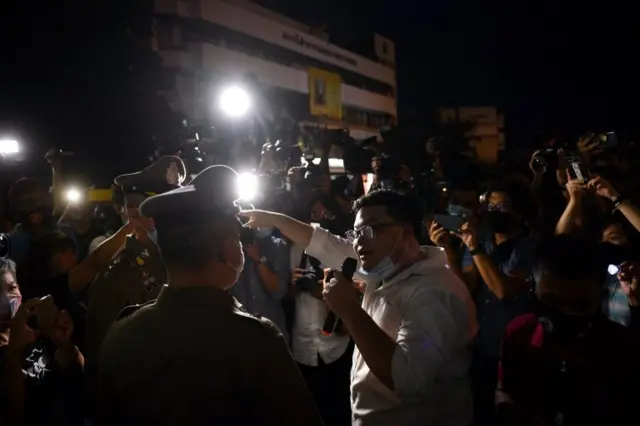 นายพริษฐ์ ชิวารักษ์ เผชิญหน้ากับตำรวจ