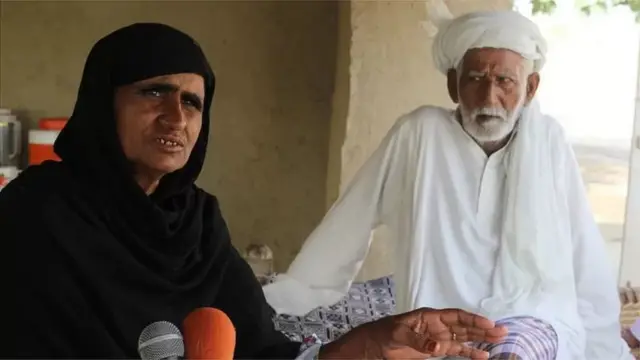 क़ंदील बलोच के माता-पिता जिन्होंने अपने बेटों को माफ़ी के लिए याचिका दायर की थी