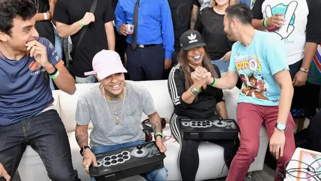 فريق من المحترفات في ألعاب الفيديو