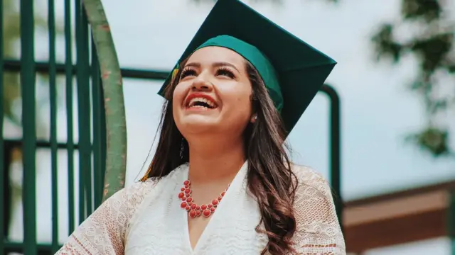 Випускниця