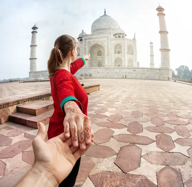తాజ్‌మహల్ వద్ద ఓ యువతి