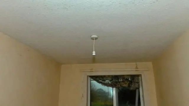 बेकर के घर का कमरा