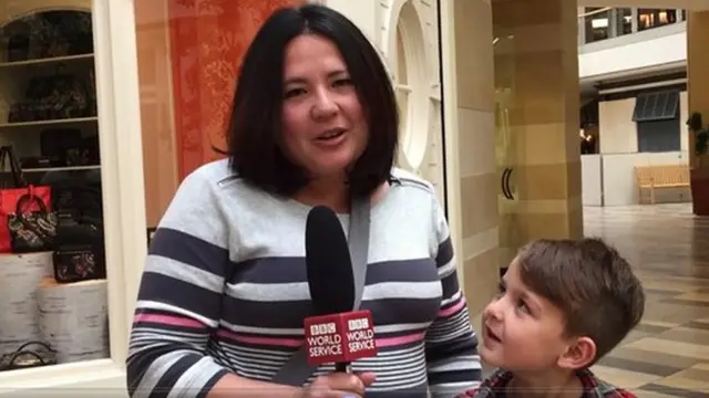 লোরি, পাশে তার ছেলে - এরা থাকেন পেরিসবার্গে