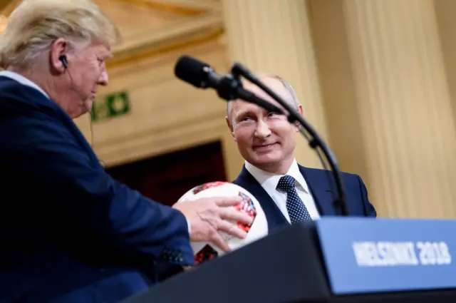 ట్రంప్‌కు బాల్ అందిస్తున్న పుతిన్