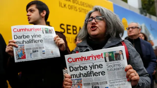 Gazetelerine yönelik operasyonu protesto eden Cumhuriyet okuyucuları