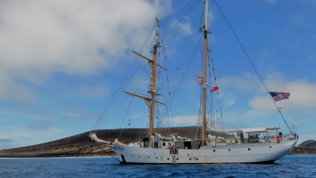 Embarcación SSV Robert C. Seamans en la costa de la nueva isla en el Pacífico
