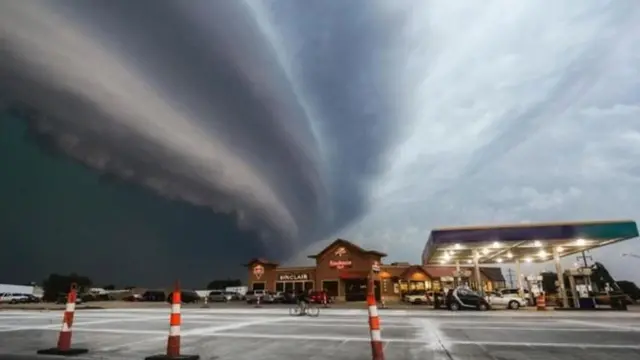 આકાશમાં વાવાઝોડાના વાદળોની ગર્જના