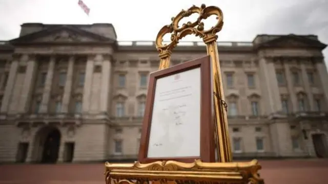 Pengumuman kelahiran bayi Pangeran Harry dan Meghan di depan Istana Buckingham, London.