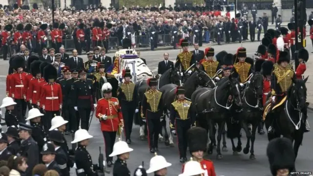 2002 ਵਿੱਚ ਕਵੀਨ ਮਦਰ ਦਾ ਅੰਤਮ ਸੰਸਕਾਰ ਇੱਕ ਵੱਡਾ ਗਲੋਬਲ ਮੀਡੀਆ ਇਵੈਂਟ ਸੀ