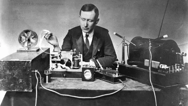 ځینې خلک دا هم وايي، چې د دې راډیو ټرانسمېټر د لګولو لپاره مارکوني پخپله پېښور ته راغی، خو دا خبره تایید شوې نه ده.