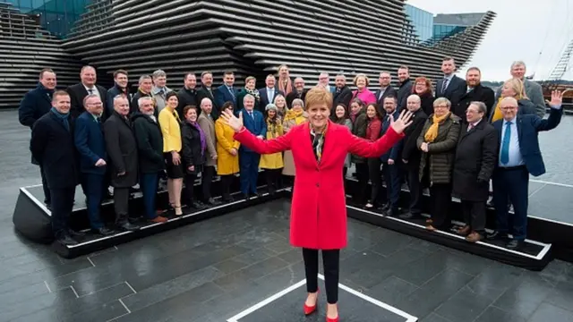 İskoç Ulusal Partisi (SNP) lideri Nicola Sturgeon ve SNP milletvekilleri