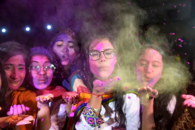 राष्ट्रपति रामनाथ कोविंद, प्रधानमंत्री नरेंद्र मोदी ने देशवासियों को बधाई दी है. तस्वीर में कराची में होली खेलती लड़कियां.