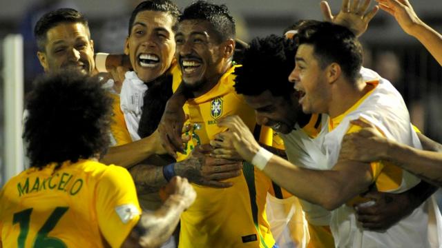 Paulinho celebra uno de sus tres goles contra Uruguay.