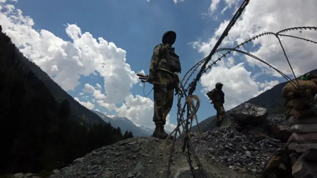 இந்தியா - சீனா எல்லை மோதல்: சீன எல்லையில் இந்தியப் படைகளுக்கு சவால்கள் என்ன?