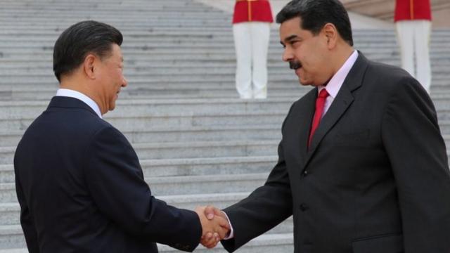 El presidente de China, Xi Jinping, y el presidente de Venezuela, Nicolás Maduro, se dan la mano durante una ceremonia de bienvenida en Pekín.