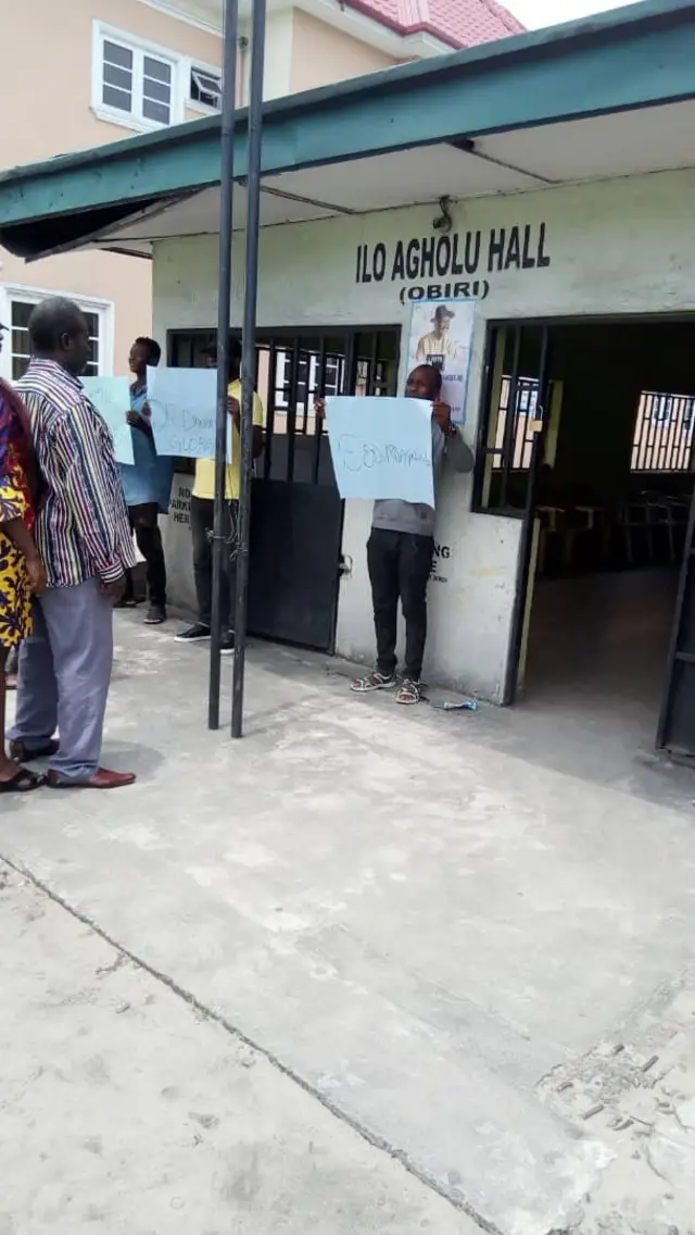 Pipo stand for line to vote