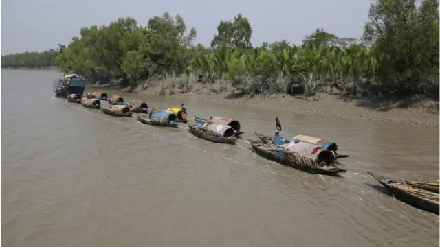 মাছ ধরার সময় জেলেরা অনেক সময়জিম্মি হন।