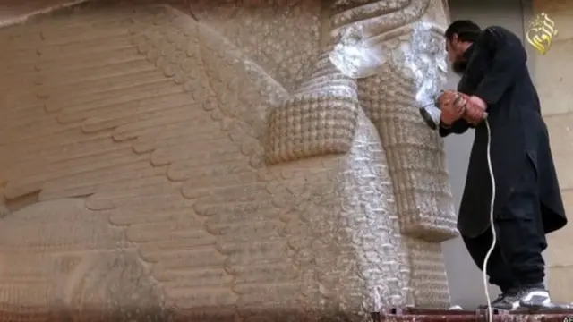 الثور المجنح الذي حاول تنظيم الدولة الإسلامية تدميره يعد من أهم الآثار التاريخية الشهيرة في المتحف