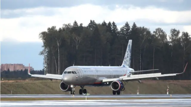 самолет Airbus A321 на открытии полосы