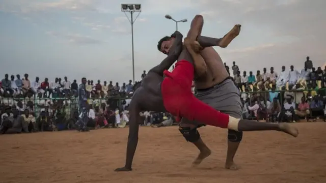Mu mukino wo gukirana bo bita Nuba i Khartoum muri Sudan kuwa gatanu abagabo bari kwesurana hasi