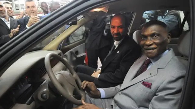 علی اکبر محرابیان وزیر صنایع و معادن وقت ایران در کنار عبدالله واد رییس جمهوری وقت سنگال در مراسم افتتاح خط تولید سمند (۱۳۸۷)