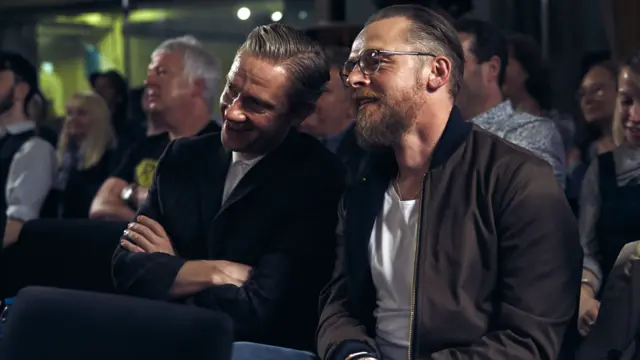 Os atores britânicos Martin Freeman e Simon Pegg na plateia do programa