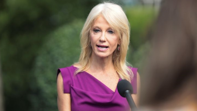 Kellyanne Conway fala no microfone,jogos pagando de verdadepé,jogos pagando de verdadeambiente externo