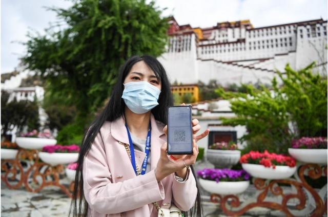 在西藏拉萨市，游客在手机上用QR码显示她的电子客票