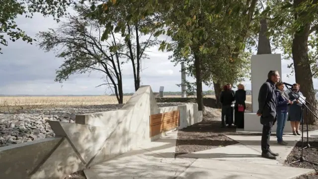 Уве Ноймеркер з Фонду "Меморіал убитим євреям Європи" на відкритті меморіалу в Липовці