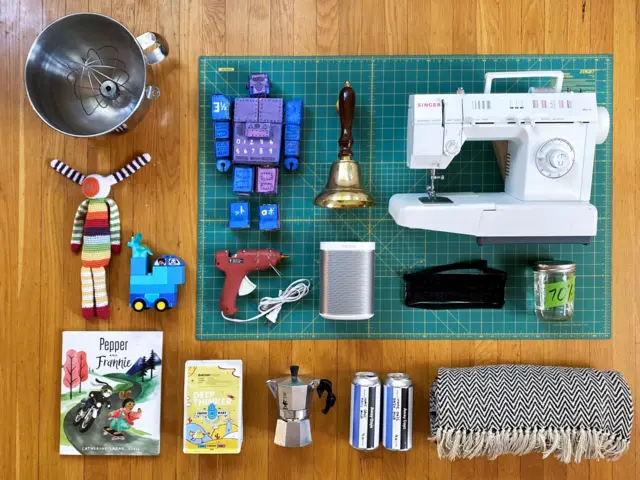 • یک چرخ خیاطی برای درست کردن ماسک‌های قابل شست‌وشو، و یک زنگوله برای یاد کردن از کارمندان کلیدی پورتلند در ایالت اورگن راس ساعت ۷ شب: دو تا از اقلام واجب مجموعه کریس باتلر