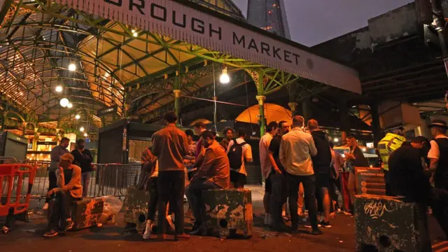 Watu wakiwa kwenye makundi makundi katika soko la Borough, jijini London