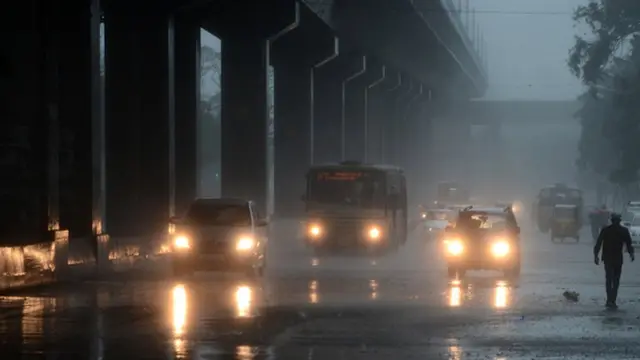 புரட்டி போட்ட 'வர்தா'