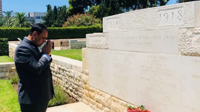 1918ના હાઈફાના યુદ્ધમાં વીરગતિને વરેલા ભારતીય સૈનિકોના સ્મારક પર શ્રદ્ધાંજલિ આપી રહેલા વિજય રૂપાણી