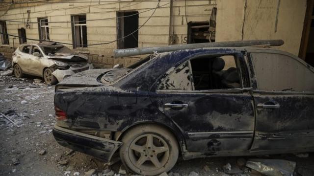 Azerbaycan'ın Gence kentinde zarar görmüş bir otomobil.