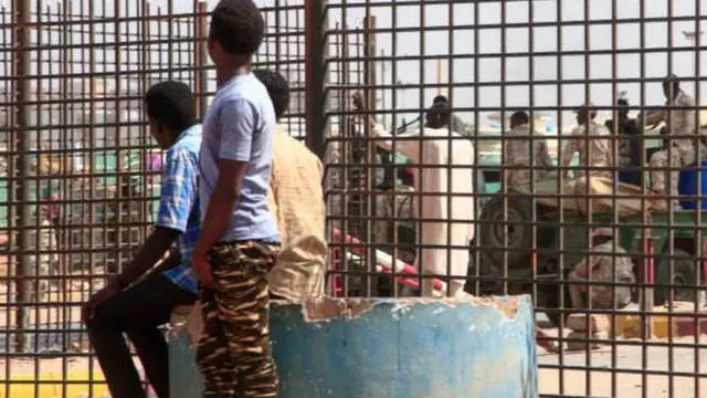 سودانيون يراقبون انتشار قوات الأمن في الشوارع